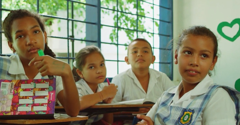 Niños en medio de una clase en una escuela rural en El Carmen de Bolívar, Colombia