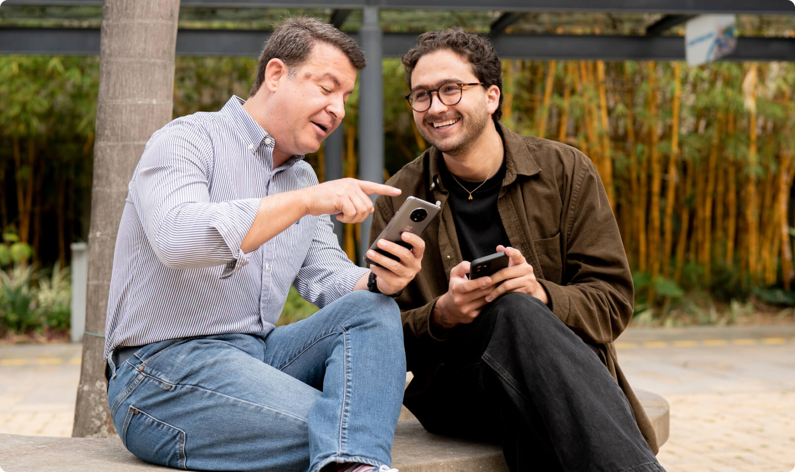 Dos colaboradores ISA sonriendo