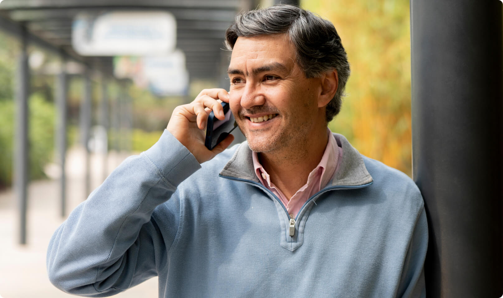 Inversionista ISA llamando a la línea de contacto ISA