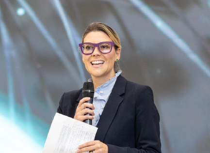 foto de Juliana Suso, vicepresidente de Relaciones Institucionales de ISA. Ella lleva una camisa azul clara y un blazer oscuro
