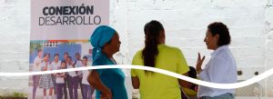 hay tres mujeres conversando de la comunidad de Arroyogrande donde ISA impulsa la alfabetización digital