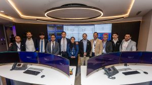 inauguración centro de control de ISA en Chile. hay varios directivos y empleados felices y de fondo los equipos que usarán para monitorear
