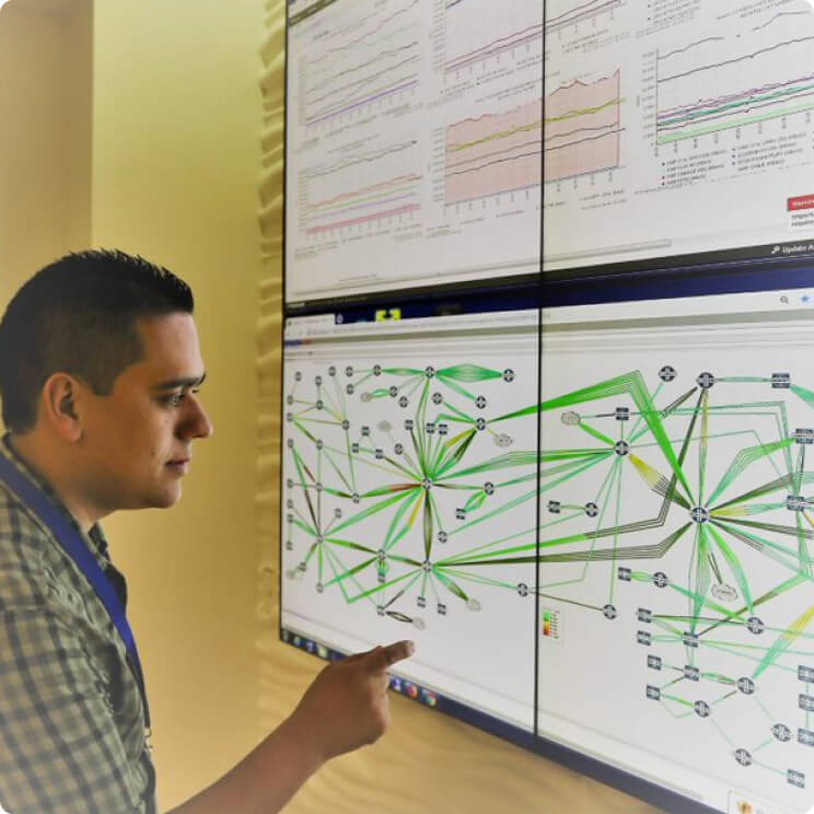 Mantenemos tu tráfico seguro y disponible dónde y cuándo lo necesites, soportado en nuestro SOC (Security Operation Center) y con garantía de la certificación 27001.